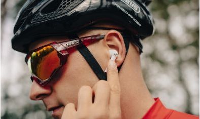 Ako zapnúť bezdrôtové slúchadlá? Návod krok za krokom