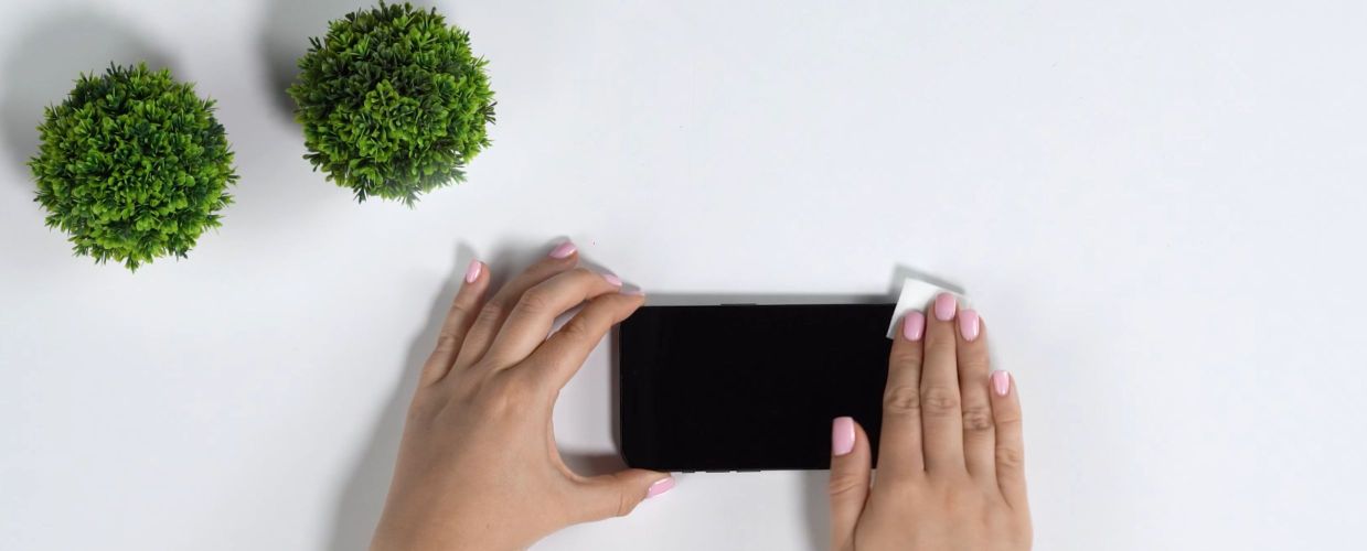 Dá sa nalepiť tvrdené sklo na ochrannú fóliu?