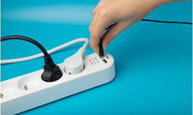 Czy ładowarka po odłączeniu telefonu pobiera prąd?