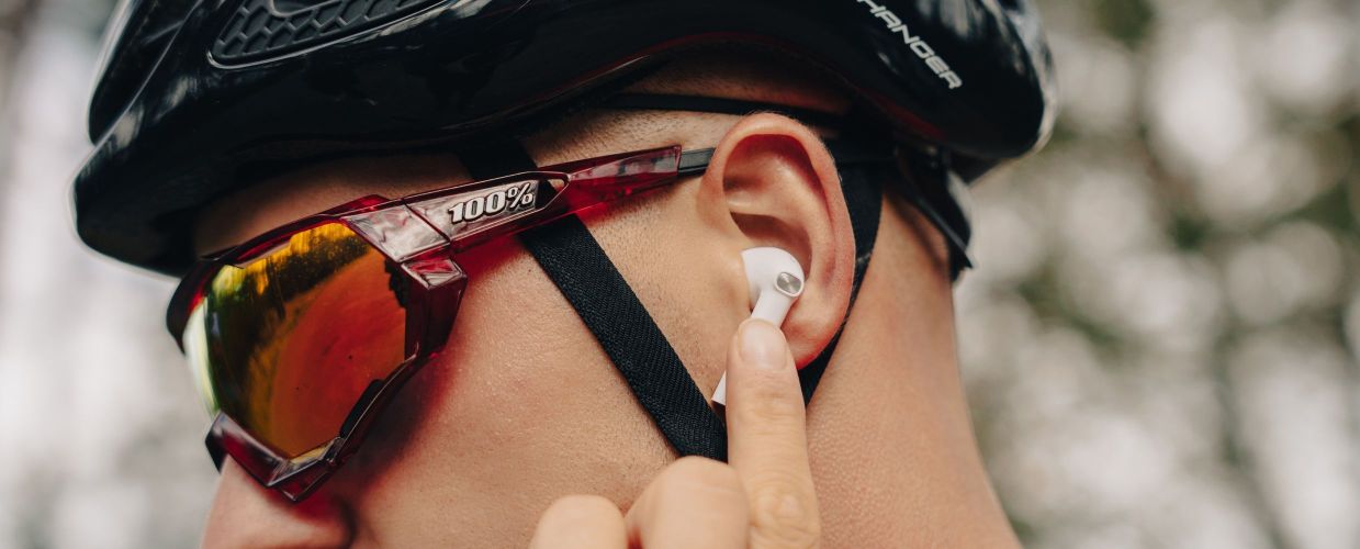 Ako zapnúť bezdrôtové slúchadlá? Návod krok za krokom