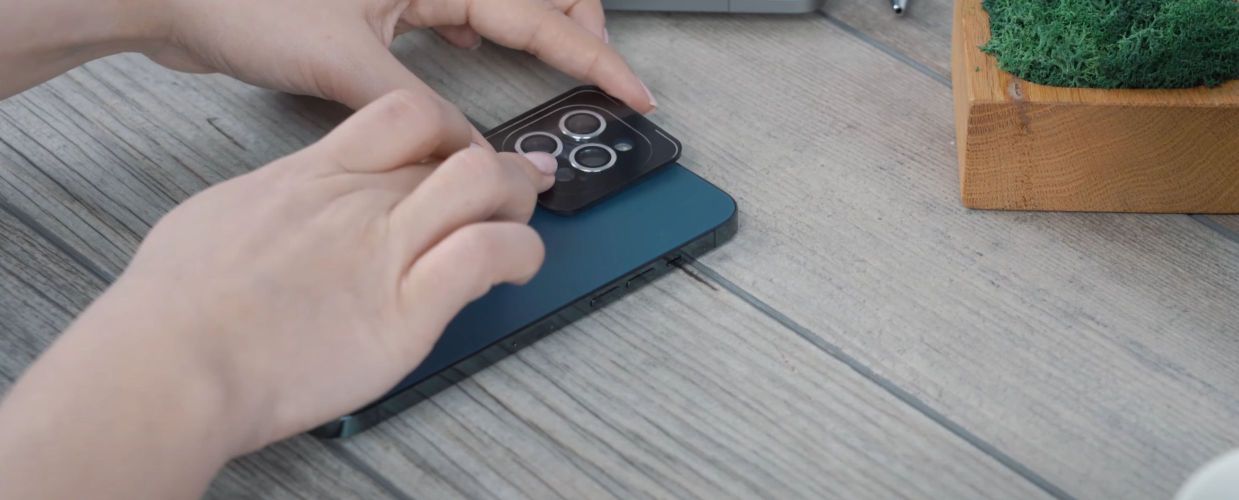 Ako nasadiť sklo na fotoaparát? Montáž hybridného a tvrdeného skla