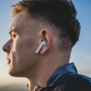 Mężczyzna ze słuchawkami ANC w uszach.