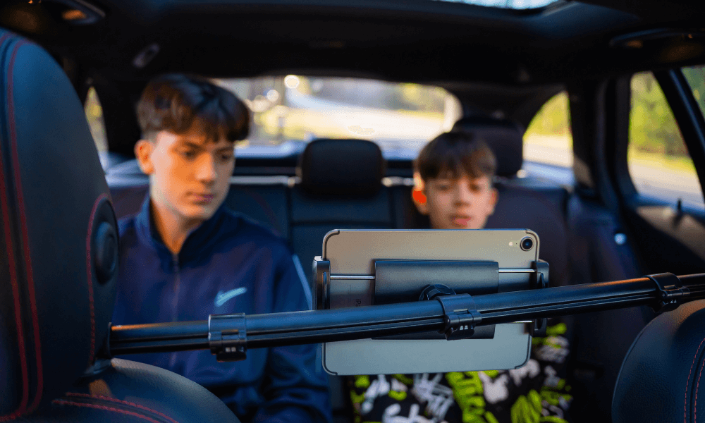 jak-zamontowac-tablet-w-samochodzie-tablet-podczas-jazdy-3_1_