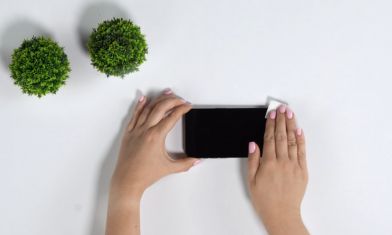 jak-zdjac-folie-ochronna-z-telefonu